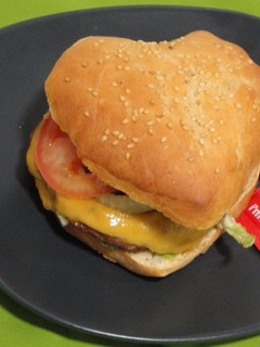 Una foto de Hamburguesa Big Love McDonald (Vídeo)