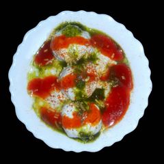 A picture of Dahi Bhalle.