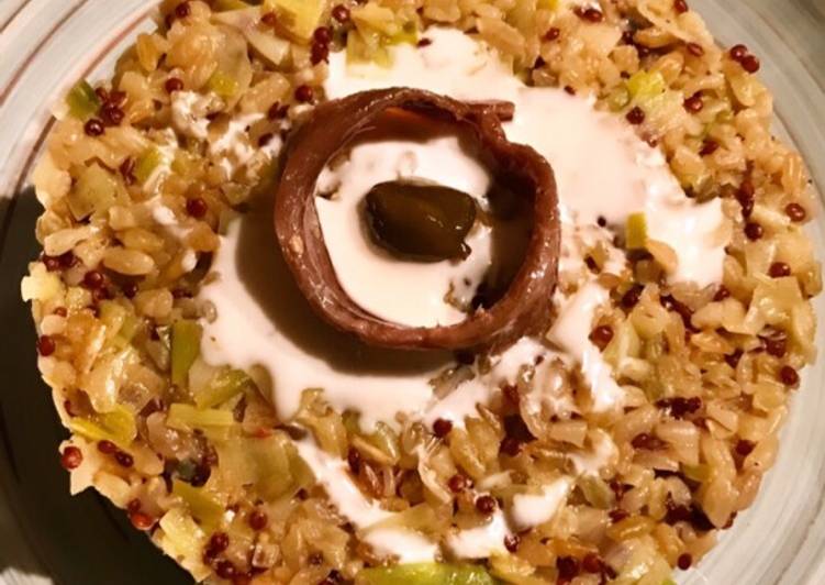 Quinoa di porri, blu di capra, capperi, peperoncino e acciuga
