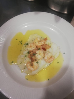 Una foto de Bacalao al horno con gambas al ajillo