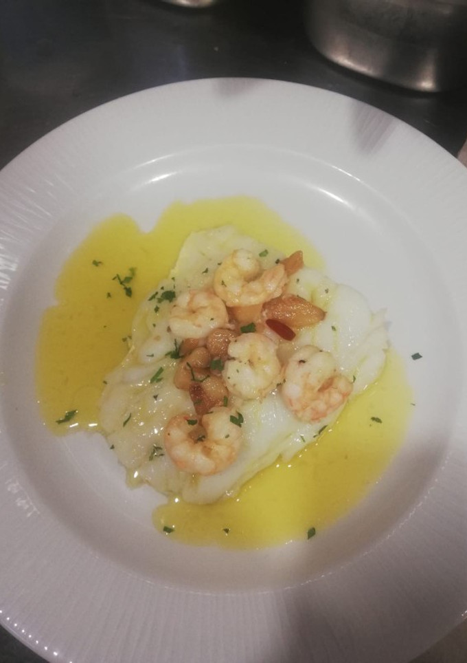 Una foto de Bacalao al horno con gambas al ajillo