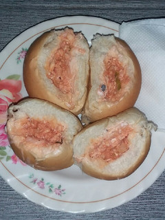 Una foto de Pan Francés relleno de pollo enlatado...🇸🇻