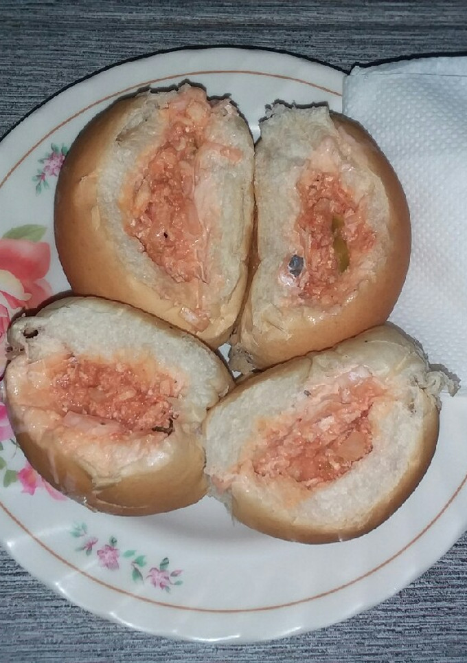 Una foto de Pan Francés relleno de pollo enlatado...🇸🇻