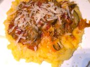 Une photo de polenta aux tomates