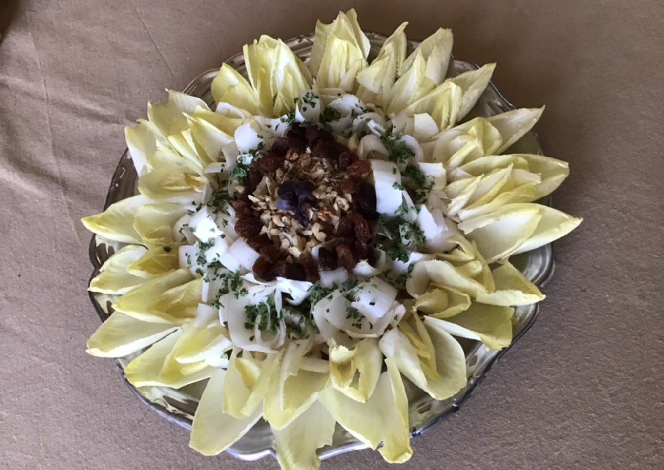 Salade de jeunes endives aux noix et raisins