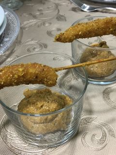 Una foto de Langostinos 🦐 con quicos y romesco para aperitivo de final de año 🎉