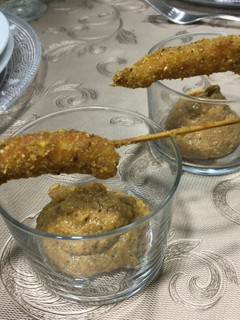 Una foto de Langostinos 🦐 con quicos y romesco para aperitivo de final de año 🎉