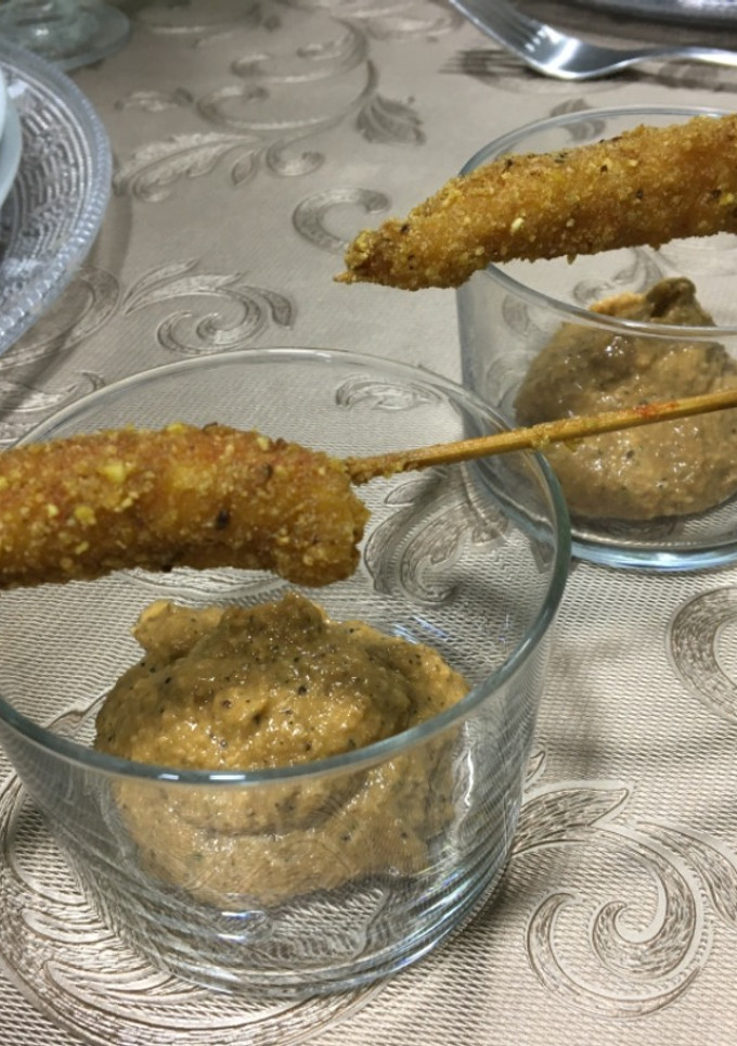 Una foto de Langostinos 🦐 con quicos y romesco para aperitivo de final de año 🎉