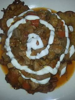 Una foto de Ragú de magro de pavo con tortitas de patatas crujientes