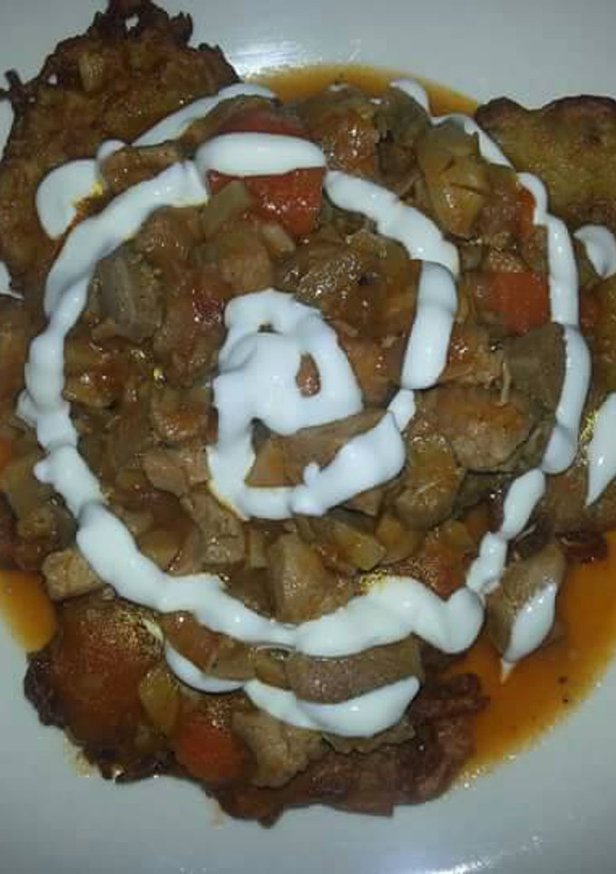 Una foto de Ragú de magro de pavo con tortitas de patatas crujientes