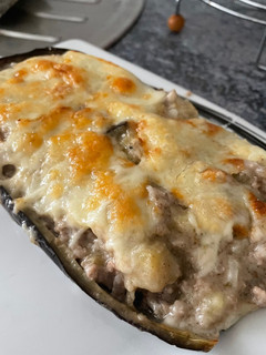 Una foto de Berenjena rellena de carne picada y bechamel