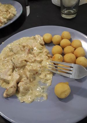Una foto de Pollo con crema al verdeo y papas nosette