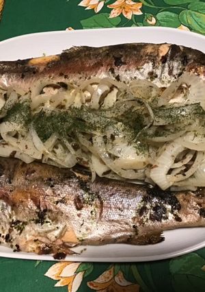 Une photo de Truites saumonées aux oignons doux d Italie et aromates de la mer