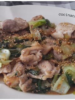 Una foto de Pollo con pak choi