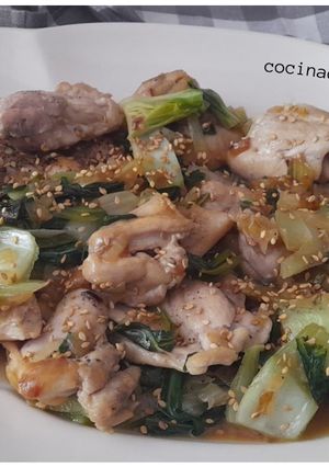 Una foto de Pollo con pak choi