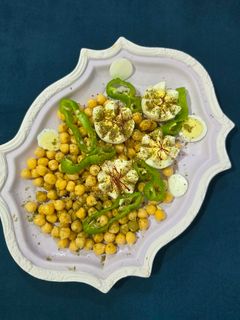عکسی از دستور خوراک یا سالاد نخود پخته و تخم مرغ آب پز