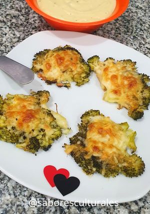 Una foto de 🥦 Snack de brócoli con parmesano y salsa de alubias para dipear 🥣