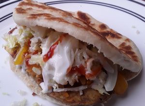Una foto de Pan🥐 turco relleno con milanesas de berenjena🍆 y calabacín🌮