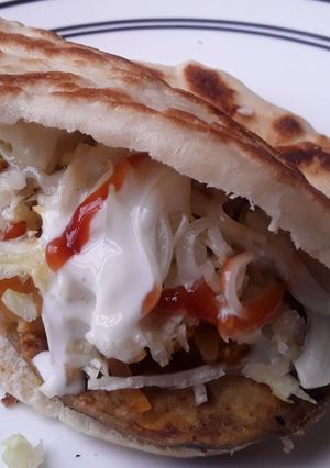Una foto de Pan🥐 turco relleno con milanesas de berenjena🍆 y calabacín🌮