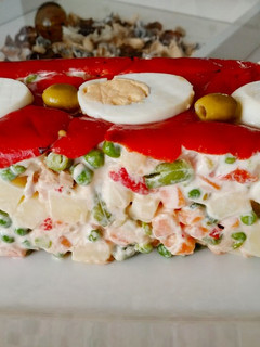 Una foto de Ensaladilla rusa rellena de huevos
