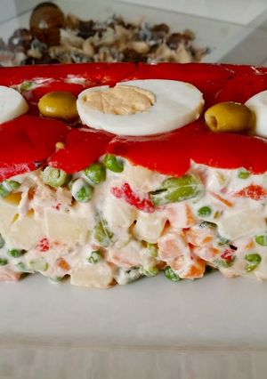 Una foto de Ensaladilla rusa rellena de huevos