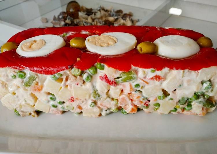 Ensaladilla rusa rellena de huevos