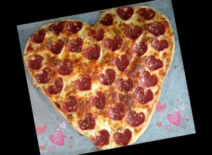 รูปของ พิซซ่าสื่อรัก ❤ เปปเปอร์โรนีพิซซ่า🍕สื่อรัก ❤/ พิซซ่า ❤ หัวใจ /พิซซ่าวาเลนไทน์  (โฮมเมดพิซซ่าแป้งบาง)