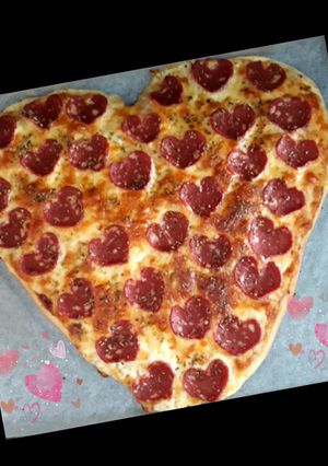 รูปของ พิซซ่าสื่อรัก ❤ เปปเปอร์โรนีพิซซ่า🍕สื่อรัก ❤/ พิซซ่า ❤ หัวใจ /พิซซ่าวาเลนไทน์  (โฮมเมดพิซซ่าแป้งบาง)
