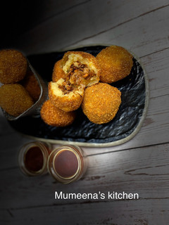 A picture of Stuffed potatoes balls.