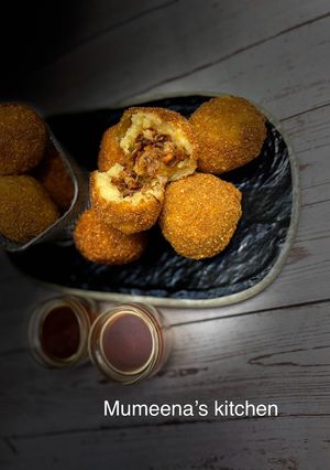 A picture of Stuffed potatoes balls.
