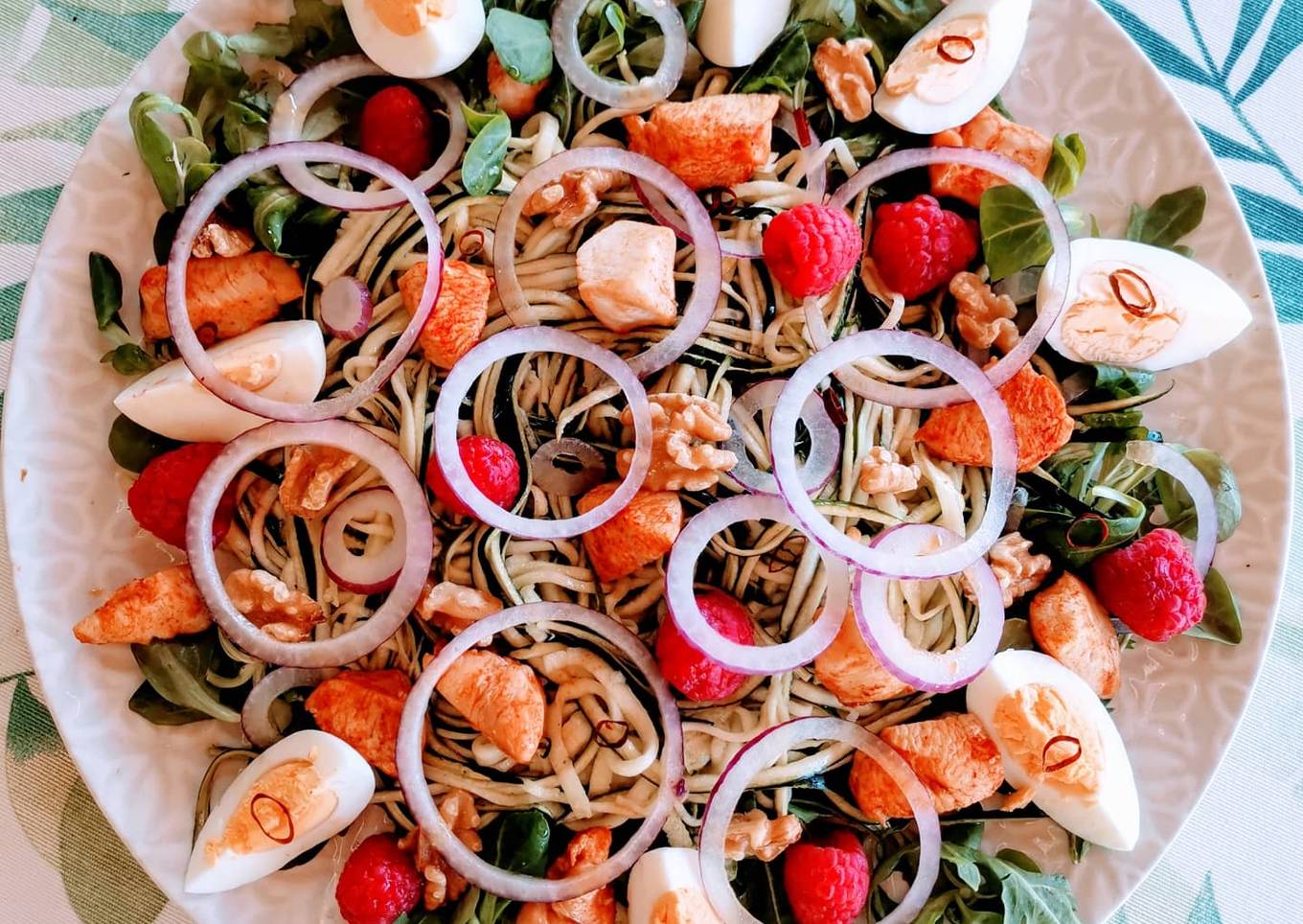 Ensalada de calabacín, pollo marinado y frambuesas