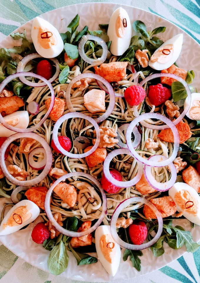 Una foto de Ensalada de calabacín, pollo marinado y frambuesas