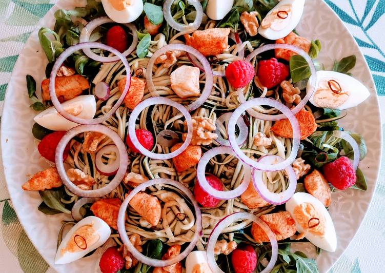 Ensalada de calabacín, tacos de pollo marinados y frambuesas