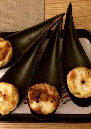 Une photo de Mini quiches mozzarella caviar aubergines & chèvre frais oignons caramélisés