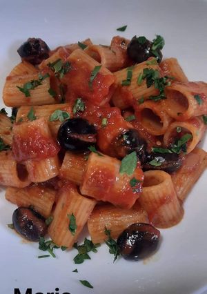 Foto di Mezzi rigatoni al pomodoro 🍅 e olive nere