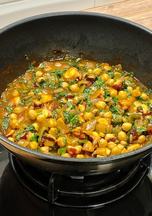 Una foto de Wok de pulpo cocido con garbanzos y espinacas