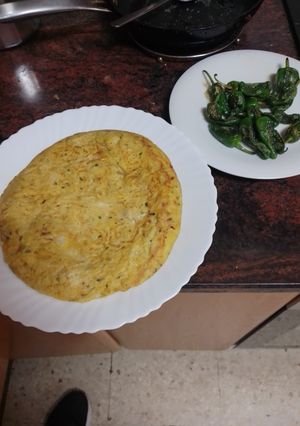 Una foto de Tortilla de papas y batata con pimientos del padrón