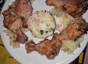 Una foto de Alitas de pollo al escabeche con timbal de arroz chino