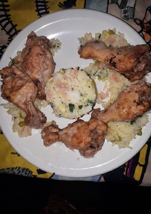 Una foto de Alitas de pollo al escabeche con timbal de arroz chino