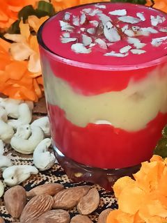 वनीला स्ट्रॉबेरी फ्रूट कस्टर्ड (vanilla strawberry fruit custard recipe in Hindi) रेसिपी मुख्य फोटो