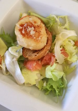 Une photo de Salade de truite fumée et St Jacques poêlée sur toast grillé