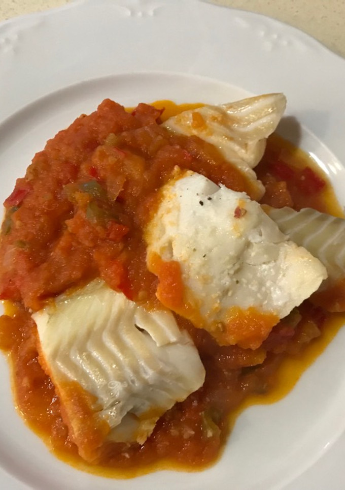 Una foto de Bacalao al horno con tomate casero