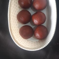 A picture of Gulab jamun.