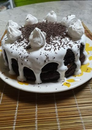Una foto de Torta de chocolate con merengue😋