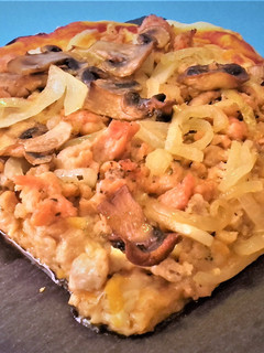 Una foto de Pizza campera de pollo