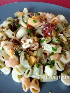 Una foto de Ensalada de pasta con salsa de yogur