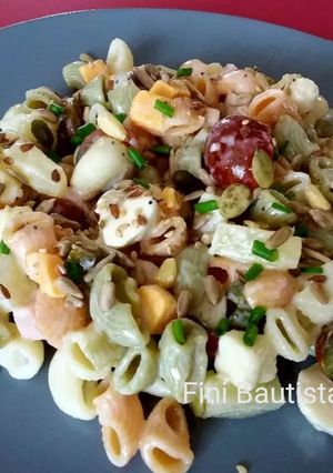 Una foto de Ensalada de pasta con salsa de yogur
