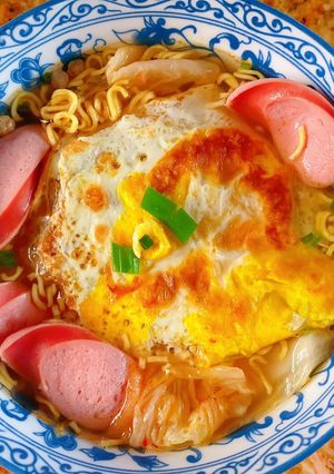 Hình của món Mì kim chi trứng, xúc xích.