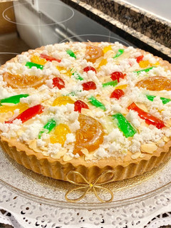 Una foto de Pastel relleno con crema “especial Navidad”(Cake filled with cream “ special Christmas”)