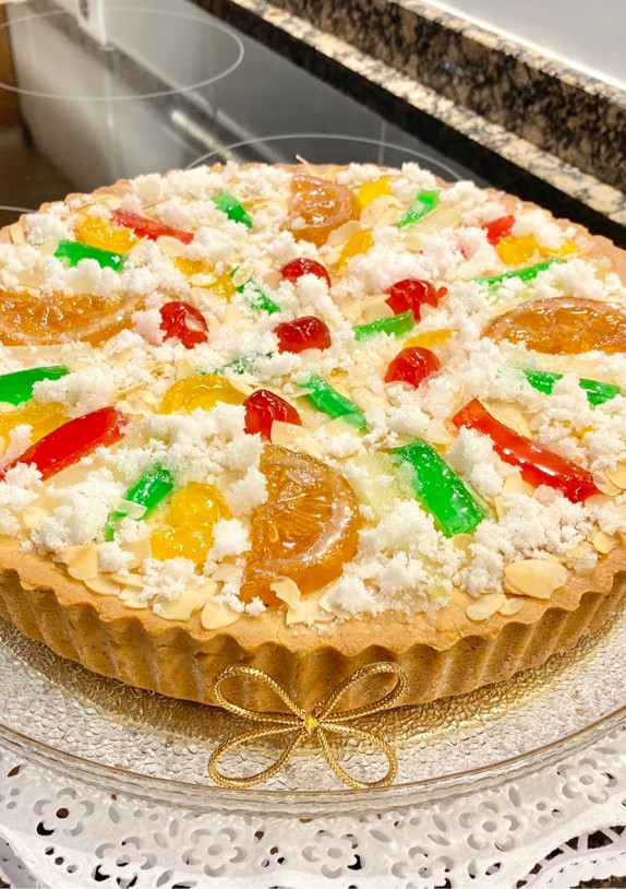 Una foto de Pastel relleno con crema “especial Navidad”(Cake filled with cream “ special Christmas”)